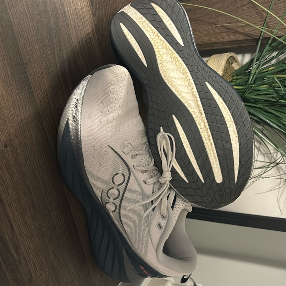 Men’s Saucony Triumph 22, size 9